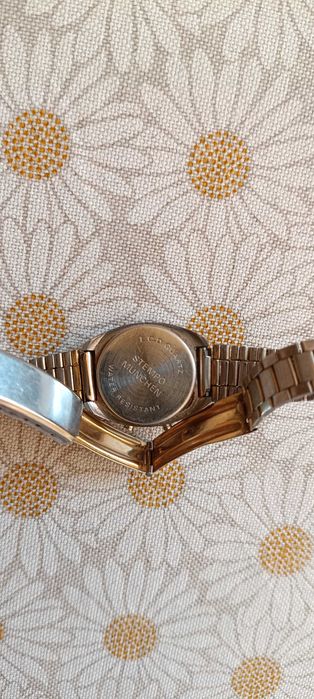 Продавам три часовника