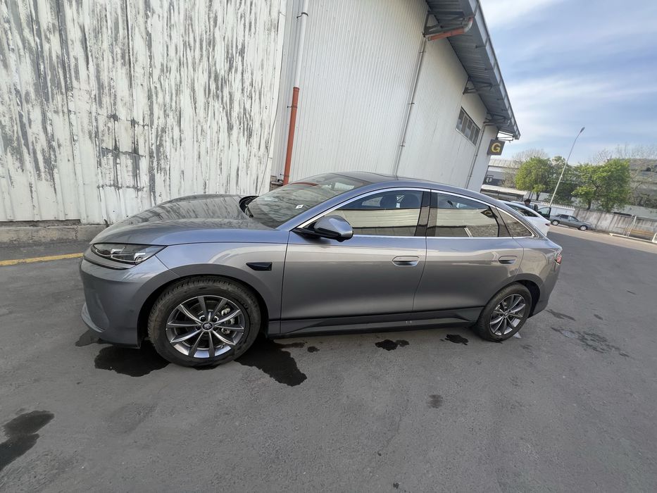 Byd Qin L avtomobili sotuvda