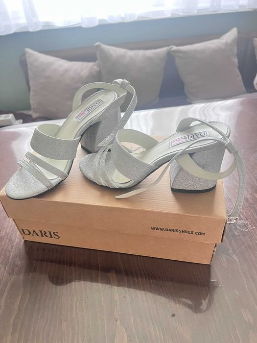 Сребристи летни обувки - нови - номер 37 (23 см)