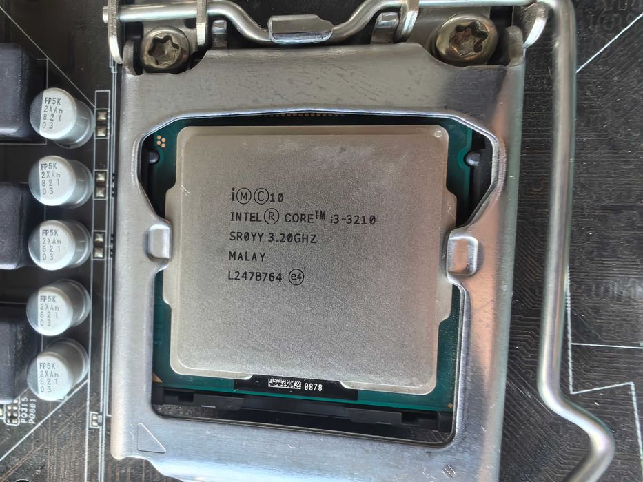 Настолен компютър ASUS , Intel I3, Quadro, 8gb ram , SSD