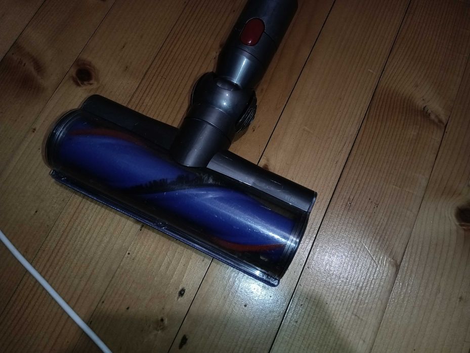 Много добра прахосмукачка Dyson V8 с нова батерия и аксесоари