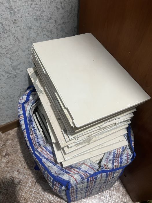 Плитка  б/у. 20*30 , цена 4000 тг