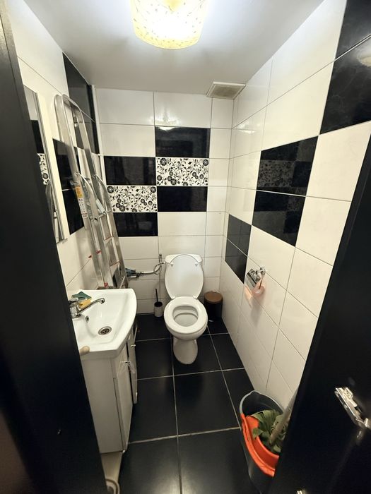 Inchiriez spatiu comercial !!!La strada !!! 50mp , dodat cu aer conditionat si centrala , baie ,