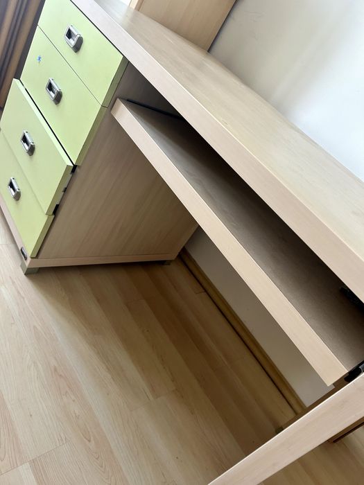 BIROU casa cu 3 SERTARE si spațiu generos pentru laptop si documente