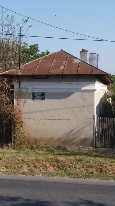 Casa batraneasca demolabila cu teren 2000m2 deschidere 16 ml. la sosea