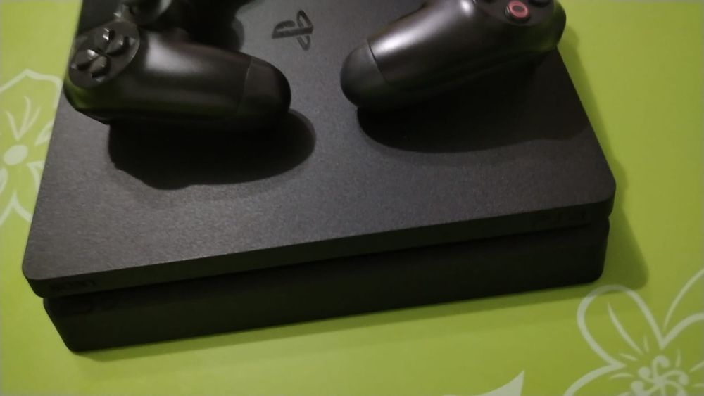 Продам плей стейшн 4 слим