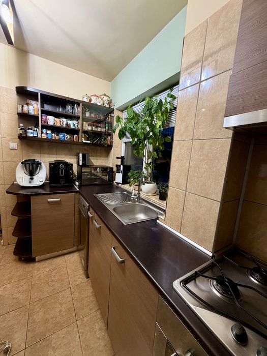 Vand mobila bucatarie cu cuptor, plită pe gaz, hota, chiuvetă+ insula