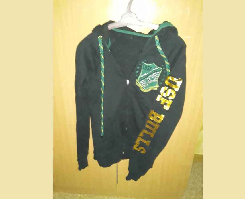 Продам спортивную толстовку с капюшоном, размер 44-46