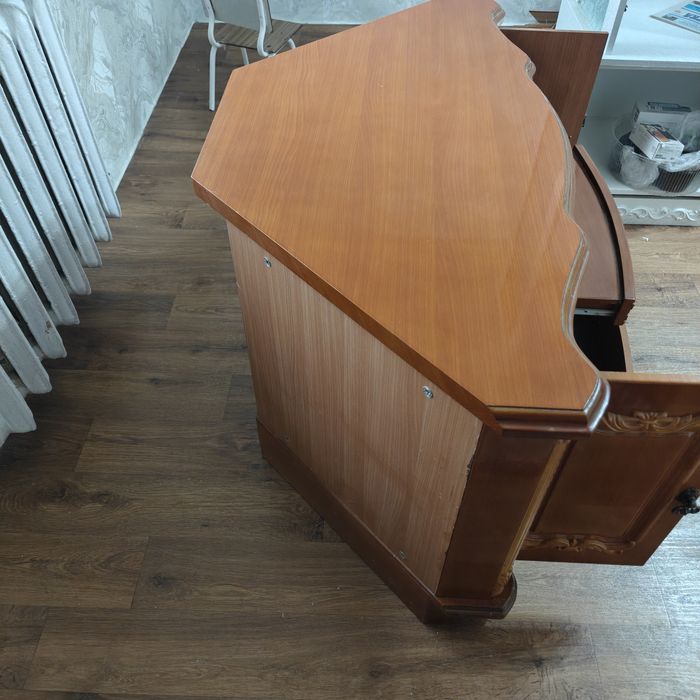 Тумбочка под телевизор деревянная.