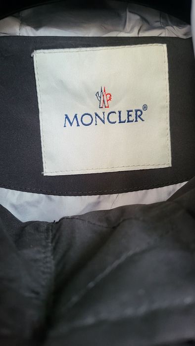 Geacă Moncler neagră cu glugă, model modern, stare foarte bună