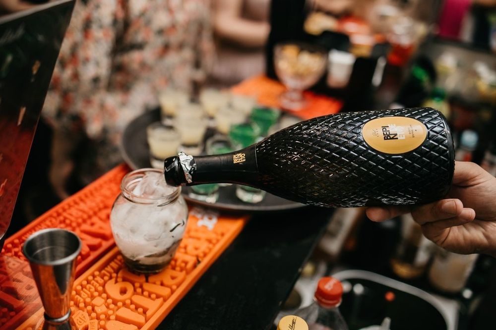 cocktail bar / bar mobil / barman / tort shoturi