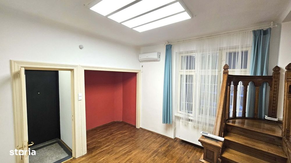 Studio generos cu aer boem și scară interioară în Centrul Istoric