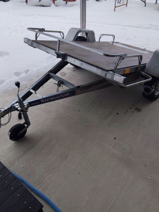 Vand remorca aproape noua