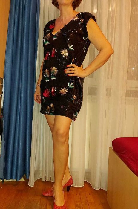 Rochie de ocazie, paiete și broderie