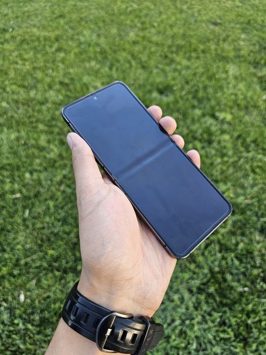 Samsung Galaxy Z Flip 5 (5G). OzU 8/256 GB. Garantya bor E sim bor.