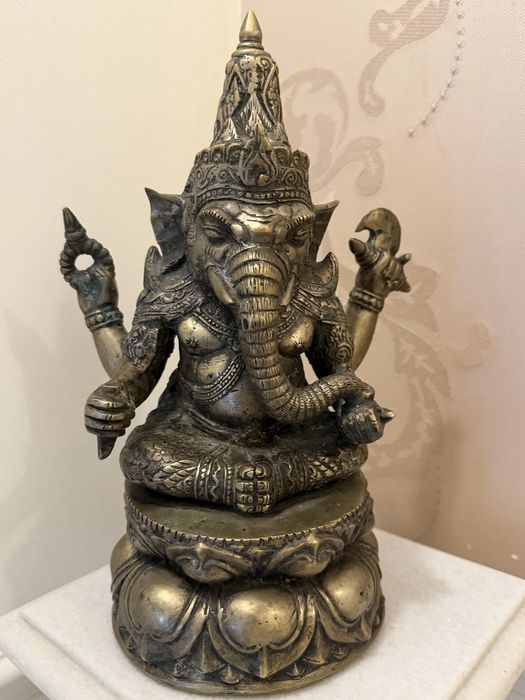 Rar !! Statuie reprezentandu-l pe zeul Ganesha !