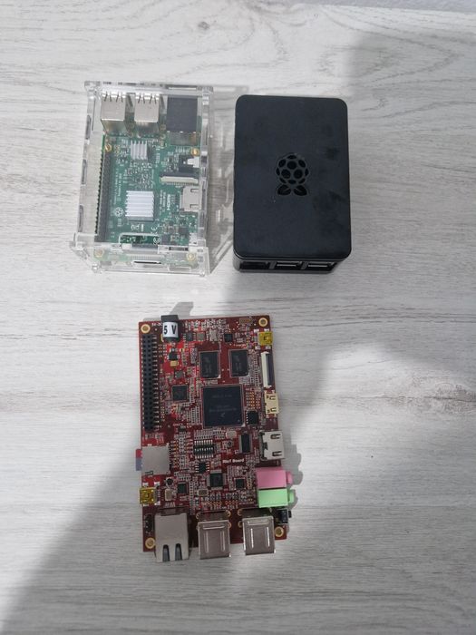 Placi programare Riotboard si raspberry pi 3