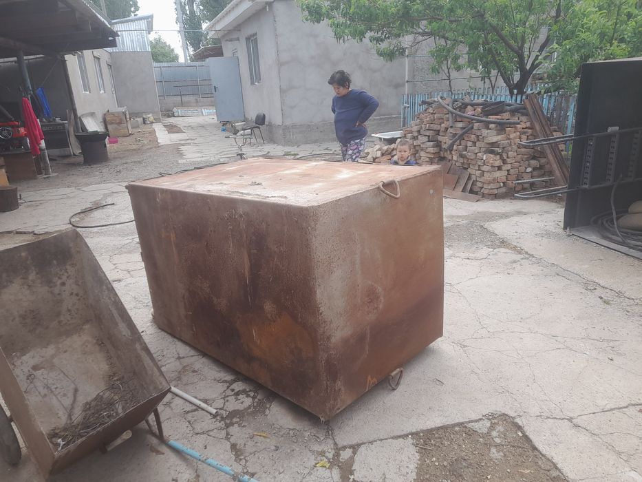 Железная ёмкость бак