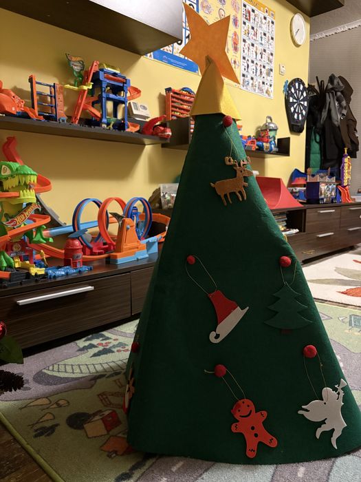 Bradulet din fetru cu decoratiuni