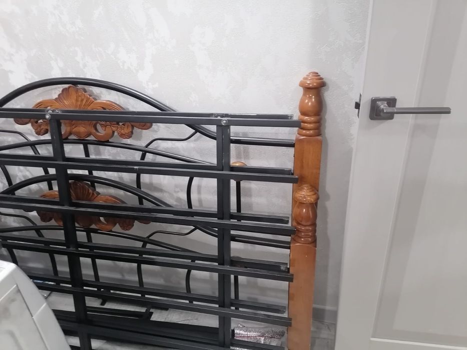 Кровать с матрасом