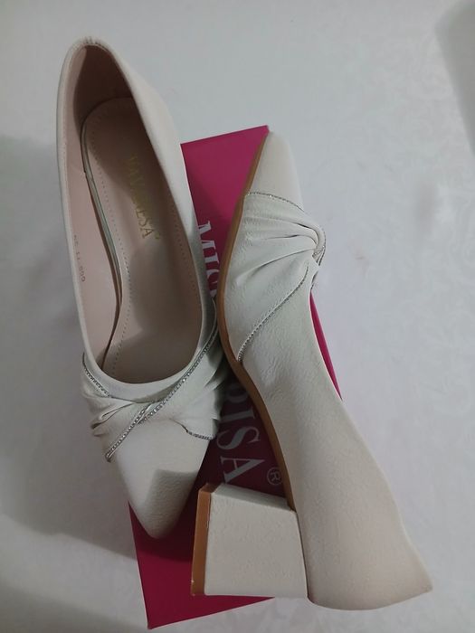 Продам осенью обувь