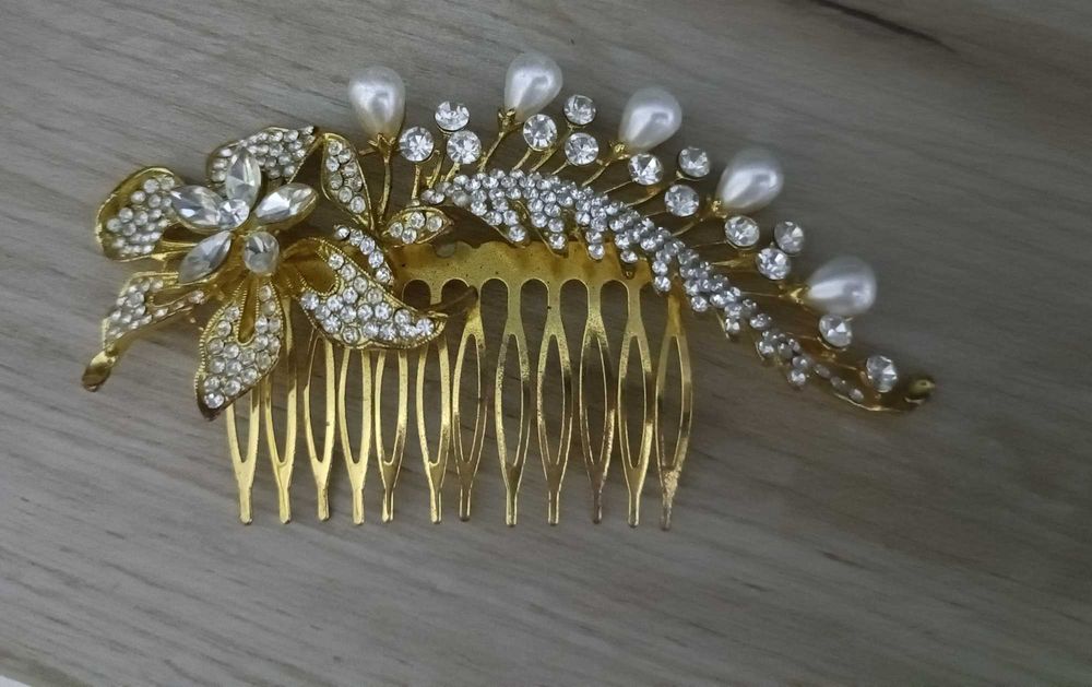 Vând rochie de ocazie lungă ,sandale Nr 38 , gentuță, agrafă !