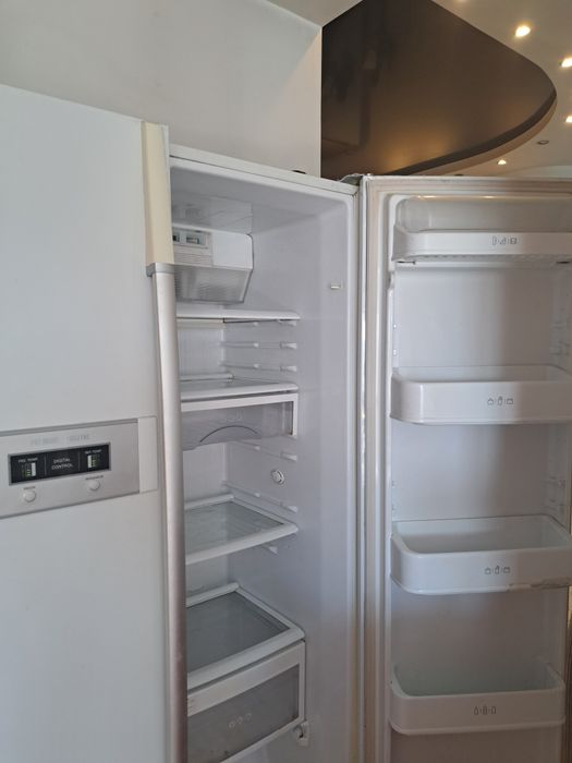 Холодильник марки LG, огромный, система side by sidee