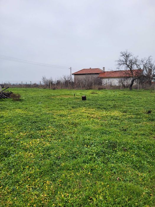 Продава къща с двор