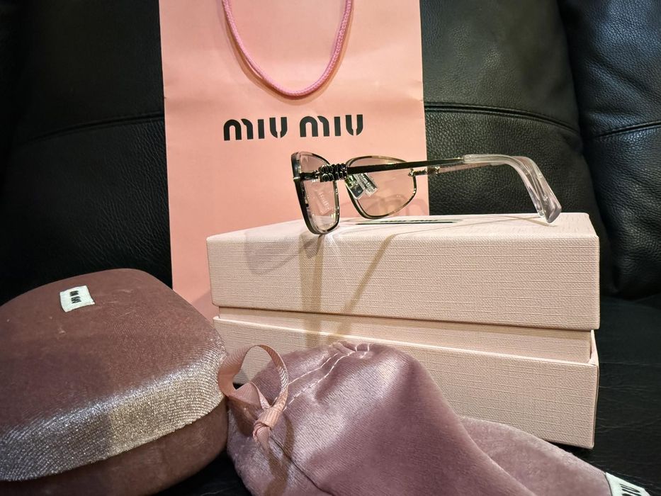 Чисто нови оригинални дамски слънчеви очила  MIU MIU