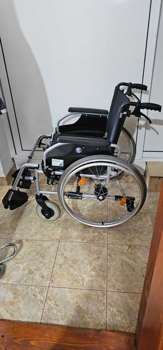 Carucior cu roti pentru persoane cu dizabilitati . Stare foarte buna .