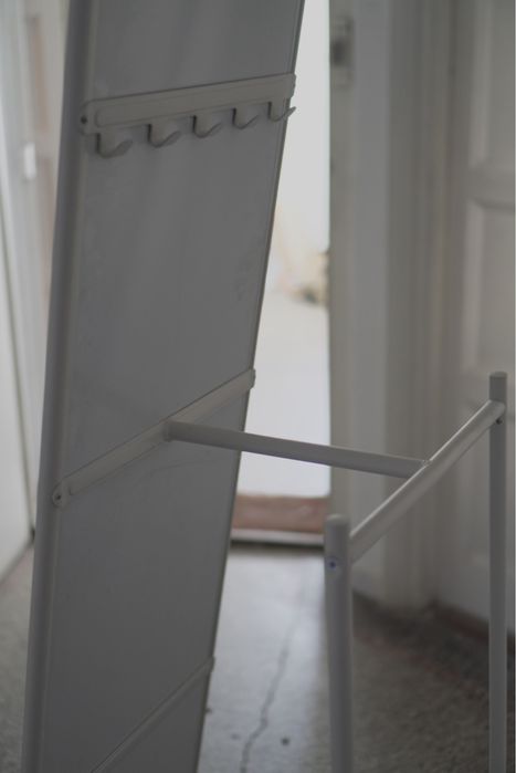 IKEA KNAPPER – Oglindă de podea cu suport pentru haine