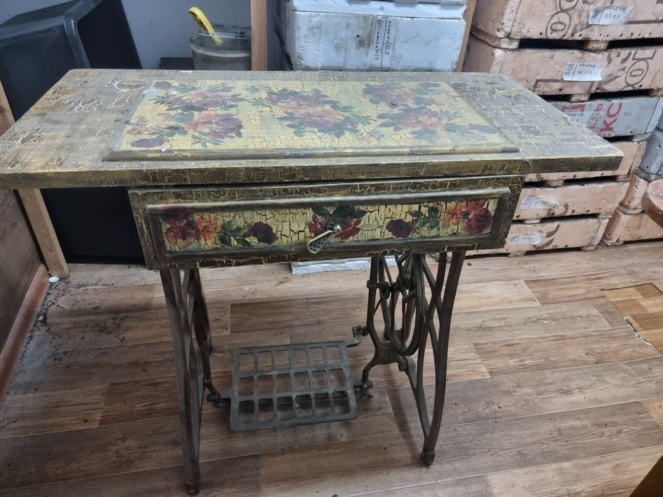 Станина, подставка для швейной машинки.