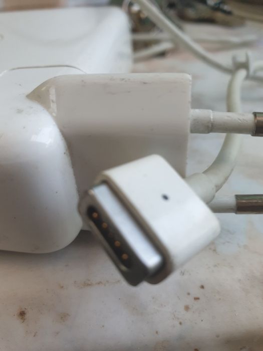 Alimentator Apple 50 ron, 1 MacBook si 2 MacBook Pro , pentru piese la 50 Ron/buc,  fara baterii.