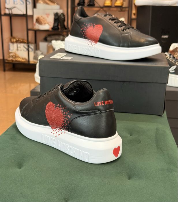 Оригинални дамски сникърси  Love Moschino намалени