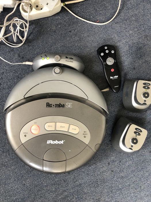 Robot roomba se cu baza di incarcator