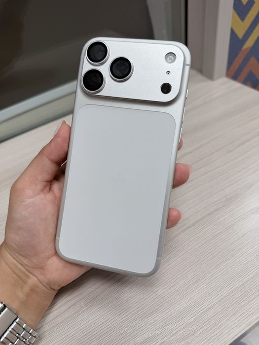 Продаю Айфон 17 pro max