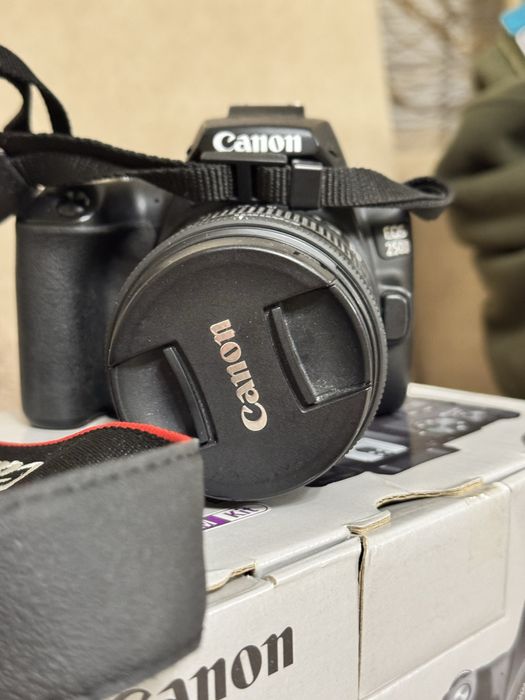 Canon eos 250d EF-S 18-55 IS kit