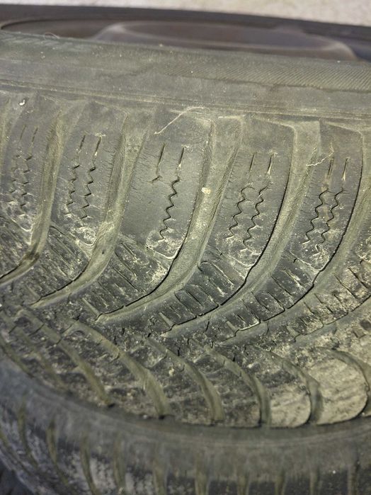 Продавам коплект джанти с гуми.