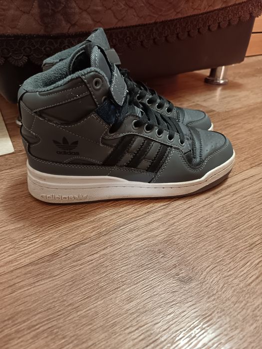 Продам  кроссовки утеплённые