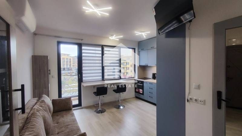 ЕКСКЛУЗИВНО! Двустаен новообзаведен апартамент с паркомясто под наем в