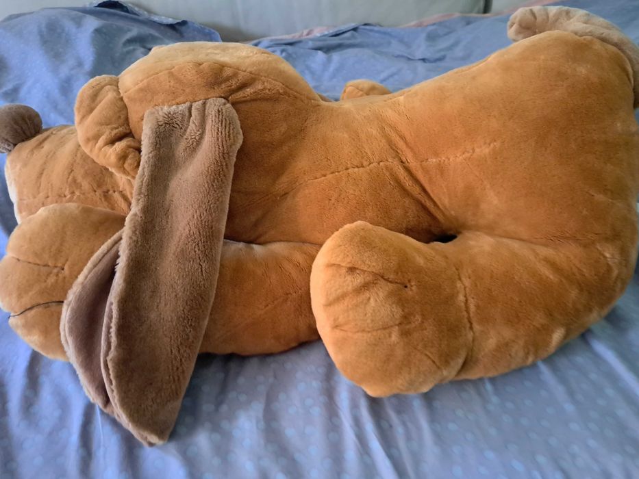 Голяма плюшена играчка куче