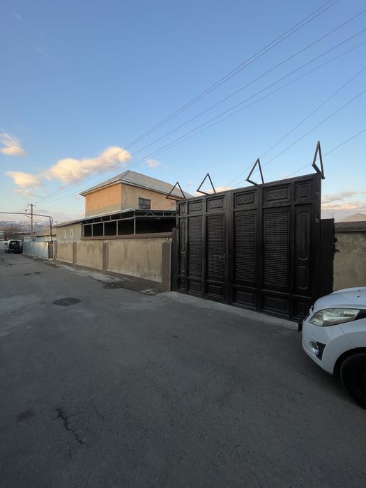 Ховли сотилади. Икки етажли. Хамма комуникация бо