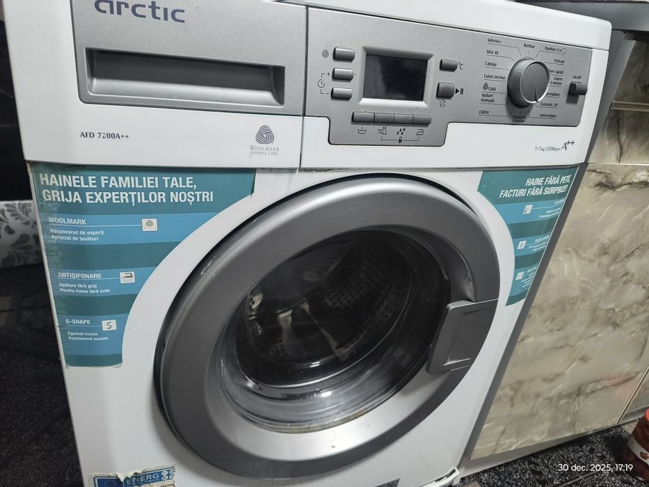 Vând mașina de spălat Artic