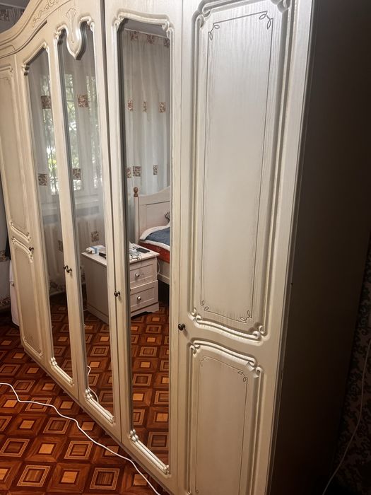 Шифоньер,2-тумбочки,зеркало и камот