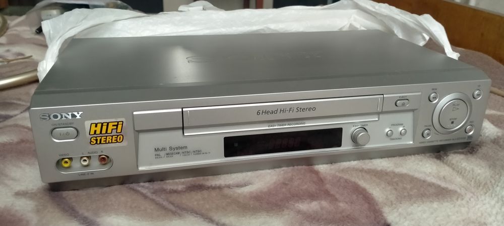 Видеомагнитофон Sony.