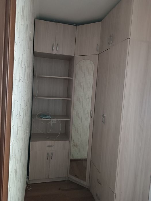 Продам прихожую и дамский столик