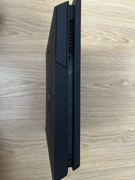 Продавам Playstation 4 Slim 500 gb с един джойстик и няколко игри