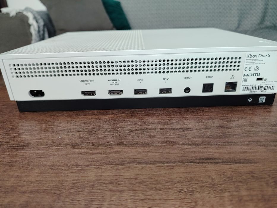 - Vând Xbox One S -