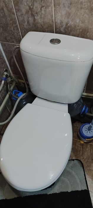 Унитаз белый, не большой