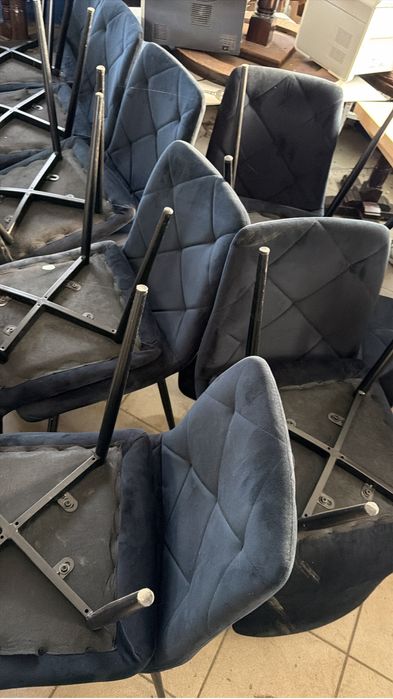 Scaune negre din catifea